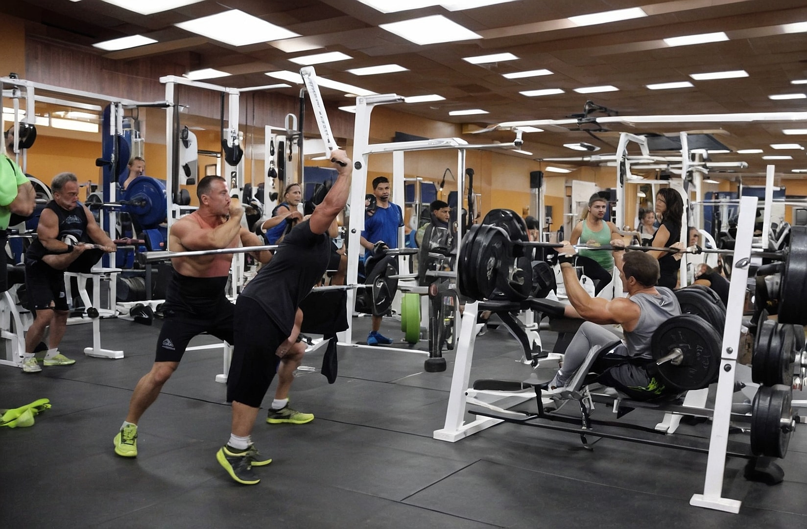 Instructor motivando en sesión de gimnasio